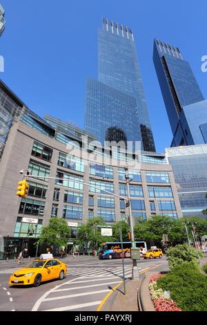 NEW YORK - 6 luglio: Taxi drives a Columbus Circle il 6 luglio, 2013 a New York. Columbus Circle con il famoso Time Warner Center grattacieli completata nel Foto Stock