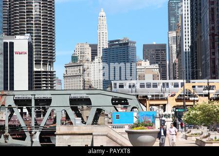 CHICAGO - 27 giugno: la gente a piedi nel centro cittadino di Giugno 27, 2013 a Chicago. Chicago è la terza più popolosa città statunitense con 2,7 milioni di residenti (8,7 milioni di Foto Stock