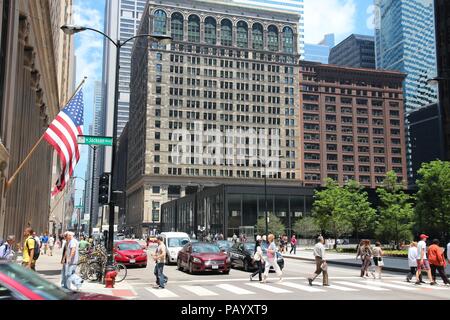 CHICAGO - 27 giugno: la gente a piedi nel centro cittadino di Giugno 27, 2013 a Chicago. Chicago è la terza più popolosa città statunitense con 2,7 milioni di residenti (8,7 milioni di Foto Stock