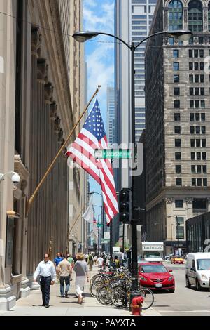 CHICAGO - 27 giugno: la gente a piedi nel centro cittadino di Giugno 27, 2013 a Chicago. Chicago è la terza più popolosa città statunitense con 2,7 milioni di residenti (8,7 milioni di Foto Stock