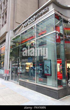 PHILADELPHIA - 11 giugno: Verizon Wireless store su Giugno 11, 2013 a Philadelphia. Verizon è il più grande operatore di rete mobile negli Stati Uniti ( Foto Stock