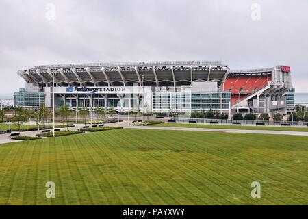 CLEVELAND - 29 giugno: FirstEnergy Stadium vista esterna su Giugno 29, 2013 in Cleveland. Essa è la casa della squadra NFL Cleveland Browns. Foto Stock