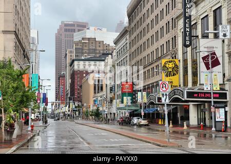 CLEVELAND - 29 giugno: vista lungo la famosa Euclid Avenue a giugno 29, 2013 in Cleveland. Cleveland è la seconda più grande area urbana in Ohio con oltre 2 milioni di pe Foto Stock