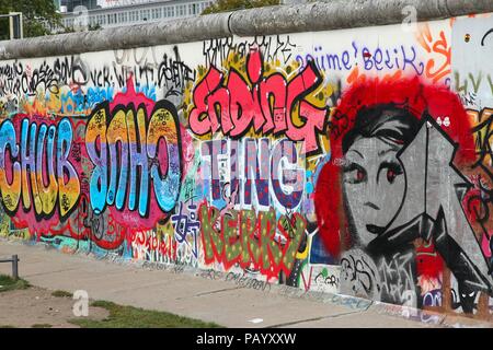 Berlino, Germania - 26 agosto 2014: pubblico gratuito di arte urbana di East Side Gallery a strada pubblica a Berlino. Parte del vecchio Muro di Berlino è coperto in arte Foto Stock