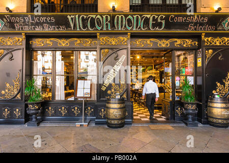 Bilbao bar, vista l'entrata per il popolare Victor Montes bar e ristorante in Plaza Nueva nell'area della Città Vecchia di Bilbao, Spagna settentrionale. Foto Stock