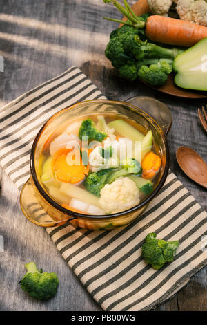 Un assortimento di verdure in vaso di vetro su un tovagliolo da vicino Foto Stock