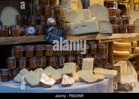 Formaggio emmenthal & Chutney sul display in London Borough Market, REGNO UNITO Foto Stock