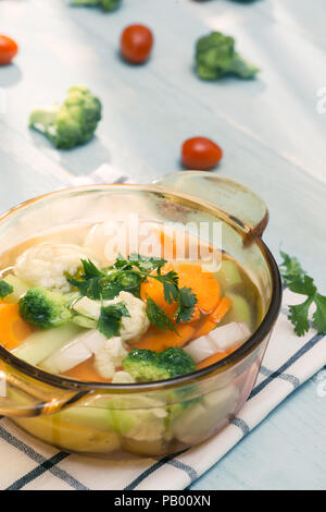 Un assortimento di verdure in vaso di vetro su un tovagliolo da vicino Foto Stock