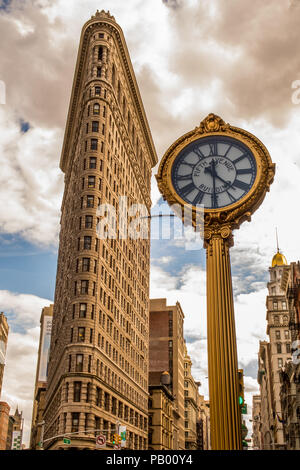 L'orologio in oro e il Flat Iron Building di New York City, Stati Uniti d'America Foto Stock