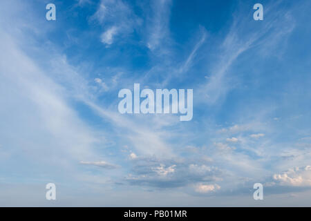Spindrift nuvole bianche in estate cielo blu Foto Stock