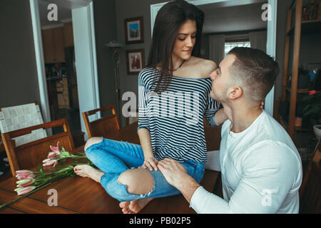 Ritratto di splendida e romantica coppia giovane uomo donna in amore guardando ogni altro al chiuso in casa, tonica con filtri, lifestyle candida Foto Stock