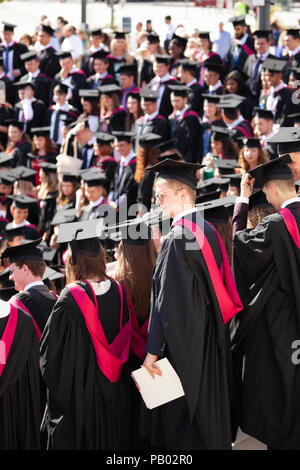 I laureati alla cerimonia di laurea, Warwick, Warwickshire, Inghilterra, Regno Unito, Europa Foto Stock