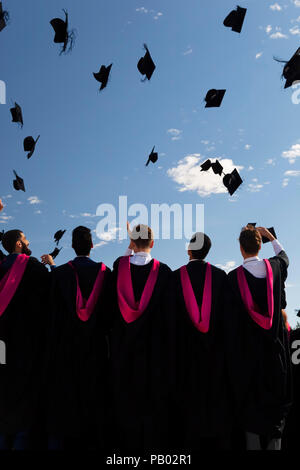 I laureati alla cerimonia di laurea, Warwick, Warwickshire, Inghilterra, Regno Unito, Europa Foto Stock