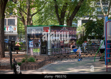 James e Karla Murray di installazione del 'Mom-e-pop della L.E.S.' 2018 è visto in Seward Parco nel quartiere di Lower East Side di New York durante la sua ufficiale di grand cerimonia di apertura il sabato, 14 luglio 2018. L'installazione, un omaggio a MOM-e-Pop imprese consiste di quasi vita-dimensioni fotografie dei fronti delle aziende di piccole dimensioni che non sono più in attività che hanno fatto parte del tessuto del Lower East Side. (Â© Richard B. Levine) Foto Stock