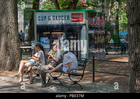 James e Karla Murray di installazione del 'Mom-e-pop della L.E.S.' 2018 è visto in Seward Parco nel quartiere di Lower East Side di New York durante la sua ufficiale di grand cerimonia di apertura il sabato, 14 luglio 2018. L'installazione, un omaggio a MOM-e-Pop imprese consiste di quasi vita-dimensioni fotografie dei fronti delle aziende di piccole dimensioni che non sono più in attività che hanno fatto parte del tessuto del Lower East Side. (© Richard B. Levine) Foto Stock