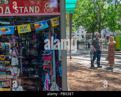 James e Karla Murray di installazione del 'Mom-e-pop della L.E.S.' 2018 è visto in Seward Parco nel quartiere di Lower East Side di New York durante la sua ufficiale di grand cerimonia di apertura il sabato, 14 luglio 2018. L'installazione, un omaggio a MOM-e-Pop imprese consiste di quasi vita-dimensioni fotografie dei fronti delle aziende di piccole dimensioni che non sono più in attività che hanno fatto parte del tessuto del Lower East Side. (© Richard B. Levine) Foto Stock