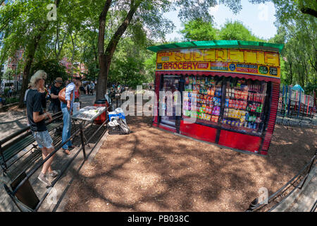 James e Karla Murray di installazione del 'Mom-e-pop della L.E.S.' 2018 è visto in Seward Parco nel quartiere di Lower East Side di New York durante la sua ufficiale di grand cerimonia di apertura il sabato, 14 luglio 2018. L'installazione, un omaggio a MOM-e-Pop imprese consiste di quasi vita-dimensioni fotografie dei fronti delle aziende di piccole dimensioni che non sono più in attività che hanno fatto parte del tessuto del Lower East Side. (© Richard B. Levine) Foto Stock