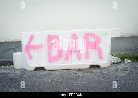 Cartello stradale per una barra verniciato a spruzzo su un traffico bollard, Bristol, Regno Unito Foto Stock