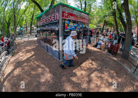 James e Karla Murray di installazione del 'Mom-e-pop della L.E.S.' 2018 è visto in Seward Parco nel quartiere di Lower East Side di New York durante la sua ufficiale di grand cerimonia di apertura il sabato, 14 luglio 2018. L'installazione, un omaggio a MOM-e-Pop imprese consiste di quasi vita-dimensioni fotografie dei fronti delle aziende di piccole dimensioni che non sono più in attività che hanno fatto parte del tessuto del Lower East Side. (Â© Richard B. Levine) Foto Stock