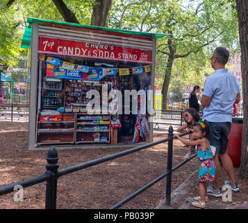 James e Karla Murray di installazione del 'Mom-e-pop della L.E.S.' 2018 è visto in Seward Parco nel quartiere di Lower East Side di New York durante la sua ufficiale di grand cerimonia di apertura il sabato, 14 luglio 2018. L'installazione, un omaggio a MOM-e-Pop imprese consiste di quasi vita-dimensioni fotografie dei fronti delle aziende di piccole dimensioni che non sono più in attività che hanno fatto parte del tessuto del Lower East Side. (Â© Richard B. Levine) Foto Stock