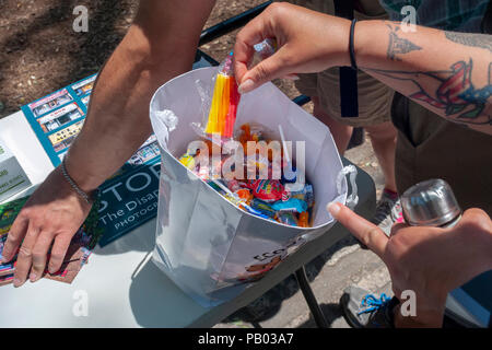 Candy dal locale Economia aziendale Candy è servita a James e Karla Murray di installazione del 'Mom-e-pop della L.E.S.' 2018 in Seward Parco nel quartiere di Lower East Side di New York durante la sua ufficiale di grand cerimonia di apertura il sabato, 14 luglio 2018. L'installazione, un omaggio a MOM-e-Pop imprese consiste di quasi vita-dimensioni fotografie dei fronti delle aziende di piccole dimensioni che non sono più in attività che hanno fatto parte del tessuto del Lower East Side. (© Richard B. Levine) Foto Stock