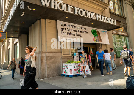 Il Whole Foods Market nel quartiere di Chelsea di New York annuncia Amazon dell offerta per innescare i membri di $10 sul primo giorno quando spendere $10 in negozio. Amazon auto-proclamato vacanza inizia il 16 luglio. (Â© Richard B. Levine) Foto Stock