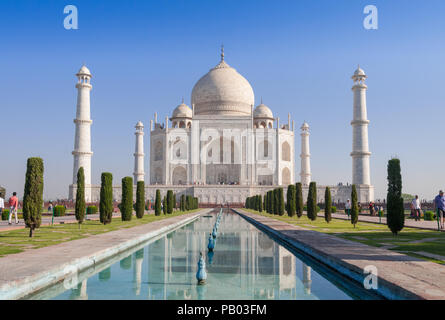 Taj Mahal di prima mattina con piscina riflessione Agra India Foto Stock
