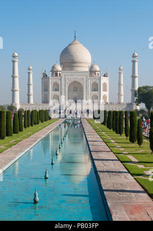 Taj Mahal di prima mattina con la riflessione in acqua Foto Stock