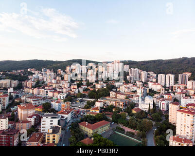 Antenna fuco vista di urbanizzazione non pianificata Istanbul Kartal Yakacik. Paesaggio urbano Foto Stock