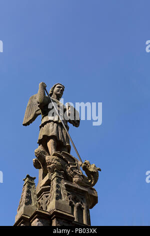 La figura raffigurante San Giorgio a Alnwick Castle in Northumberland, Inghilterra. Il santo è rappresentato che uccide il drago. Foto Stock