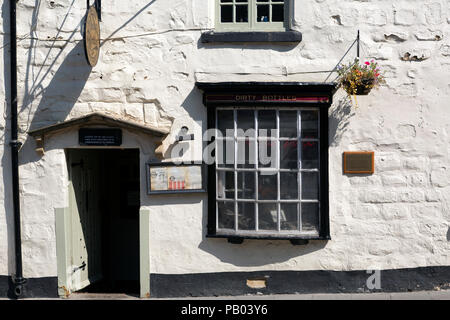 La facciata della bottiglie sporche pub in Northumberland, Inghilterra. Foto Stock