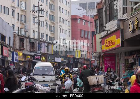 Kunming, Yunnan, Cina - 30 dicembre 2017: il caos sulla strada Foto Stock
