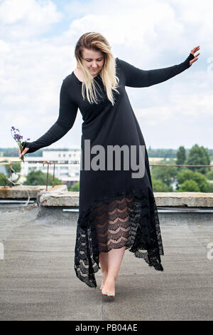 Woman Dancing sul tetto Foto Stock