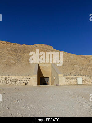 Al di fuori dell'ingresso della tomba di Ramses iv o Ramesse IV (KV2) nella Valle dei Re, Tebe, Luxor, Egitto, Africa Foto Stock