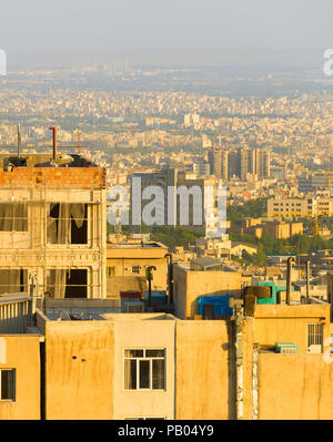 Skyline di Tehran con edificio residenziale in primo piano. Iran Foto Stock