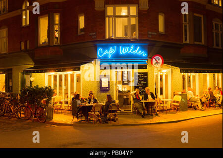 COPENHAGEN, Danimarca - 16 giugno 2018: Persone in un ristorante di strada in Copenhagen. Copenhagen è la capitale della Danimarca Foto Stock