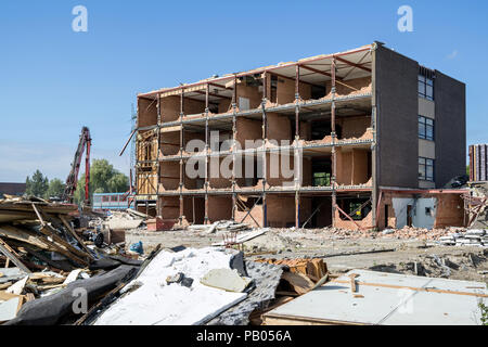 Quattro piani di costruzione di amministrazione sotto la demolizione Foto Stock