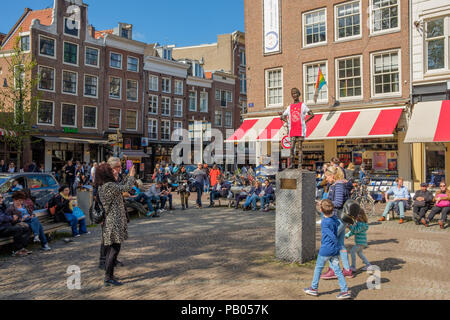 Statua, het Lieverdje, sulla piazza Spui nel centro di Amsterdam. Statua creato dall'artista Carel Kneulman ho Foto Stock