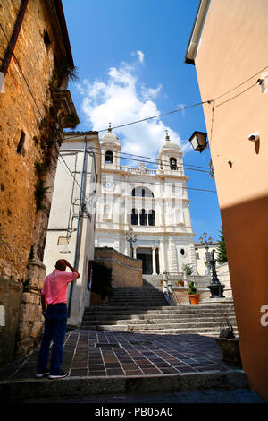 Duomo dei San Valentino e San Damiano a San Valentino in Abruzzo Citeriore, Italia. Foto Stock