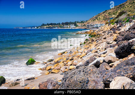 L'Oceano Pacifico e del litorale della California lungo la Pacific Coast Highway vicino a Malibu. Foto Stock