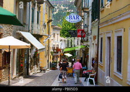 Corso Gaeteno Bernardini a Caramanico Terme, Abruzzo, Italia. Foto Stock