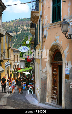 Corso Gaeteno Bernardini a Caramanico Terme, Abruzzo, Italia. Foto Stock