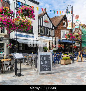 Ox Row Inn Salisbury Regno Unito in una giornata di sole Foto Stock