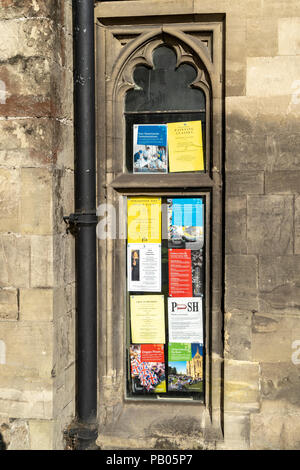 Poster colorati in una finestra stretta Foto Stock