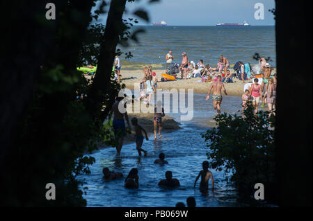 Foce del Potok Oliwski (Oliwski Stream) nel caldo del giorno su una spiaggia affollata a Danzica, Polonia xx luglio 2018 © Wojciech Strozyk / Alamy Stock Photo Foto Stock