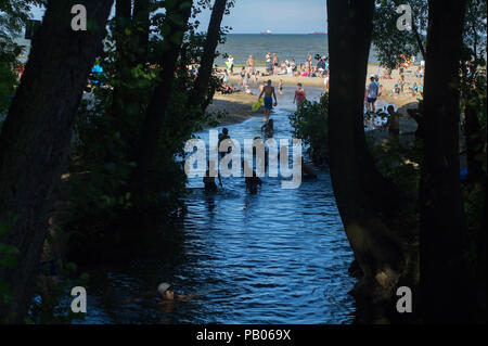 Foce del Potok Oliwski (Oliwski Stream) nel caldo del giorno su una spiaggia affollata a Danzica, Polonia xx luglio 2018 © Wojciech Strozyk / Alamy Stock Photo Foto Stock