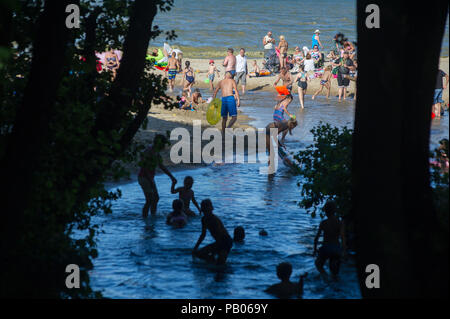 Foce del Potok Oliwski (Oliwski Stream) nel caldo del giorno su una spiaggia affollata a Danzica, Polonia xx luglio 2018 © Wojciech Strozyk / Alamy Stock Photo Foto Stock