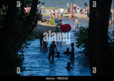 Foce del Potok Oliwski (Oliwski Stream) nel caldo del giorno su una spiaggia affollata a Danzica, Polonia xx luglio 2018 © Wojciech Strozyk / Alamy Stock Photo Foto Stock