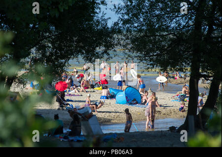 Foce del Potok Oliwski (Oliwski Stream) nel caldo del giorno su una spiaggia affollata a Danzica, Polonia xx luglio 2018 © Wojciech Strozyk / Alamy Stock Photo Foto Stock