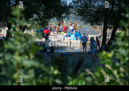 Foce del Potok Oliwski (Oliwski Stream) nel caldo del giorno su una spiaggia affollata a Danzica, Polonia xx luglio 2018 © Wojciech Strozyk / Alamy Stock Photo Foto Stock